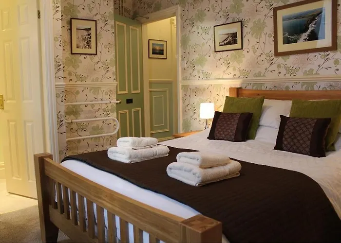 Athol Guest House 3*